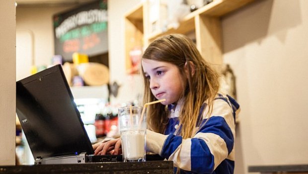 niña de 7 años que hackea una red wifi