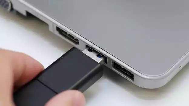El objetivo del USB Killer es el hardware de la computadora.