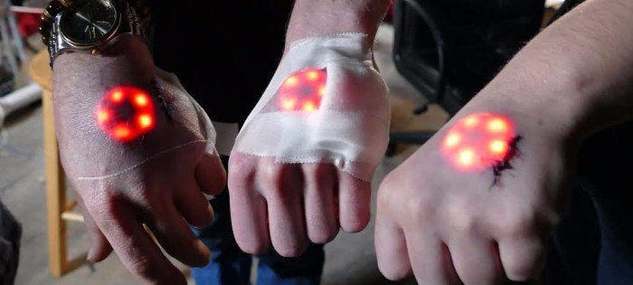 Así es como los biohackers se instalan LEDs debajo de la piel (NSFW)