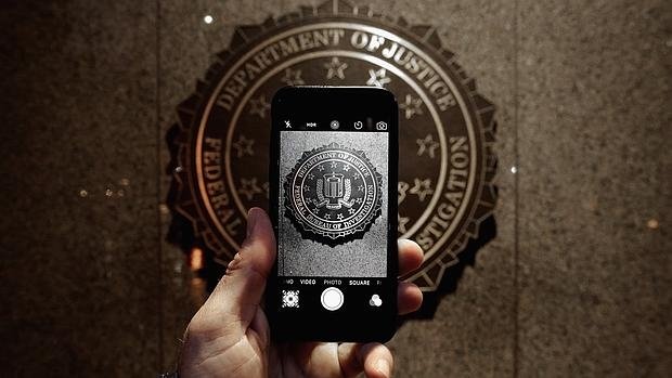 El FBI está preocupado ante la posibilidad de no poder espiar a través de WhatsApp